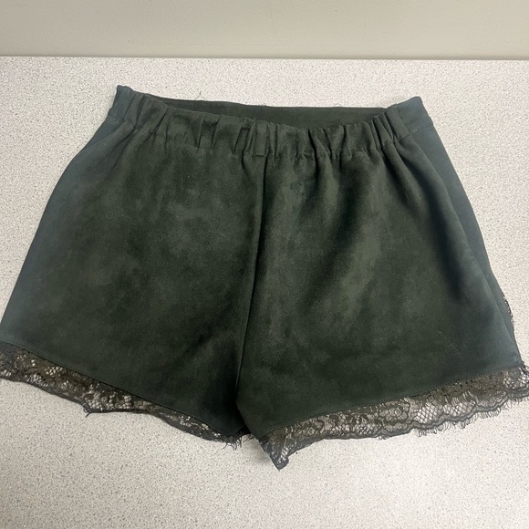 Dark green velvet shorts with lace - Picture 3 of 3
